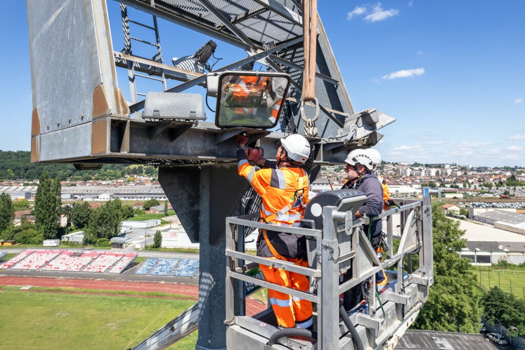 Intervention sur les pylones d'éclairage du stade Rongièras de Périgueux par Jean-Luc RENOUIL Photographe et pilote de drone en Dordogne