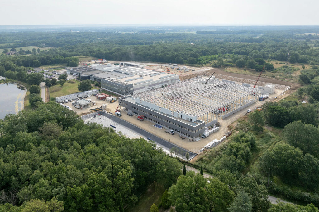 Chantier de construction d'un bâtiment industriel métallique près de Toulouse par Jean-Luc Renouil photographe et pilote de drone.