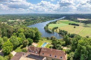 Superbe périgourdine rénovée avec vue panoramique photographiée par Jean-Luc Renouil, photographe et pilote de drone en Dordogne.