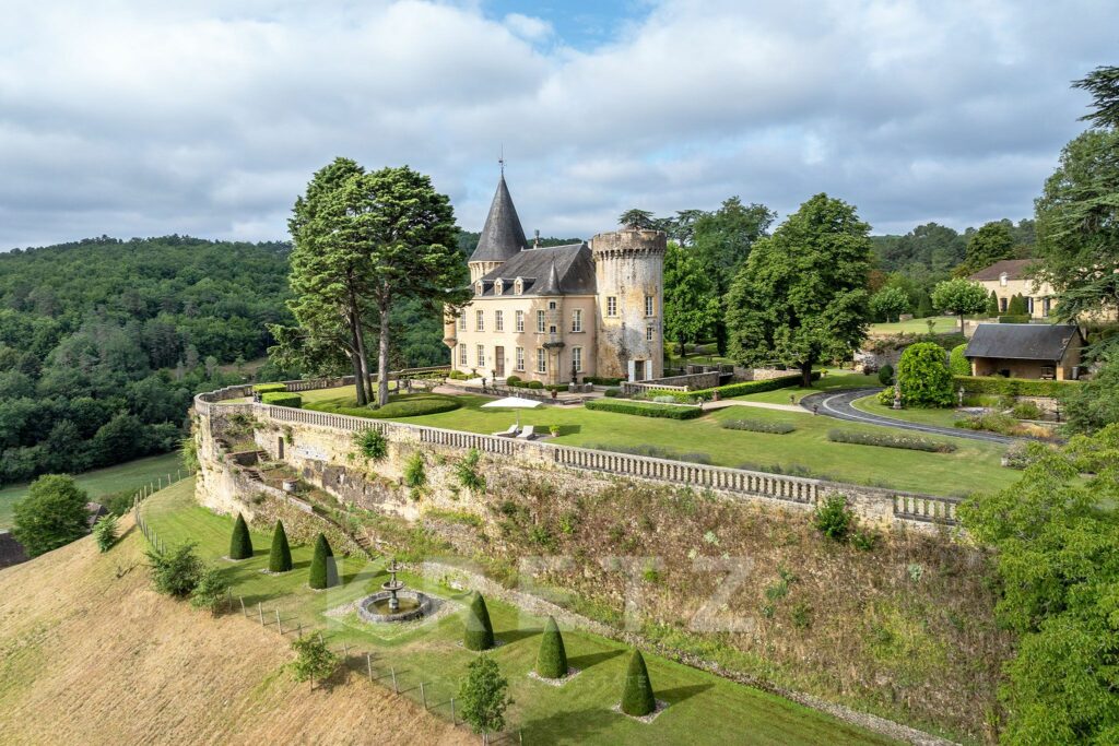 Château d'exception et dépendances photographié par Jean-Luc Renouil photographe immobilier et pilote de drone