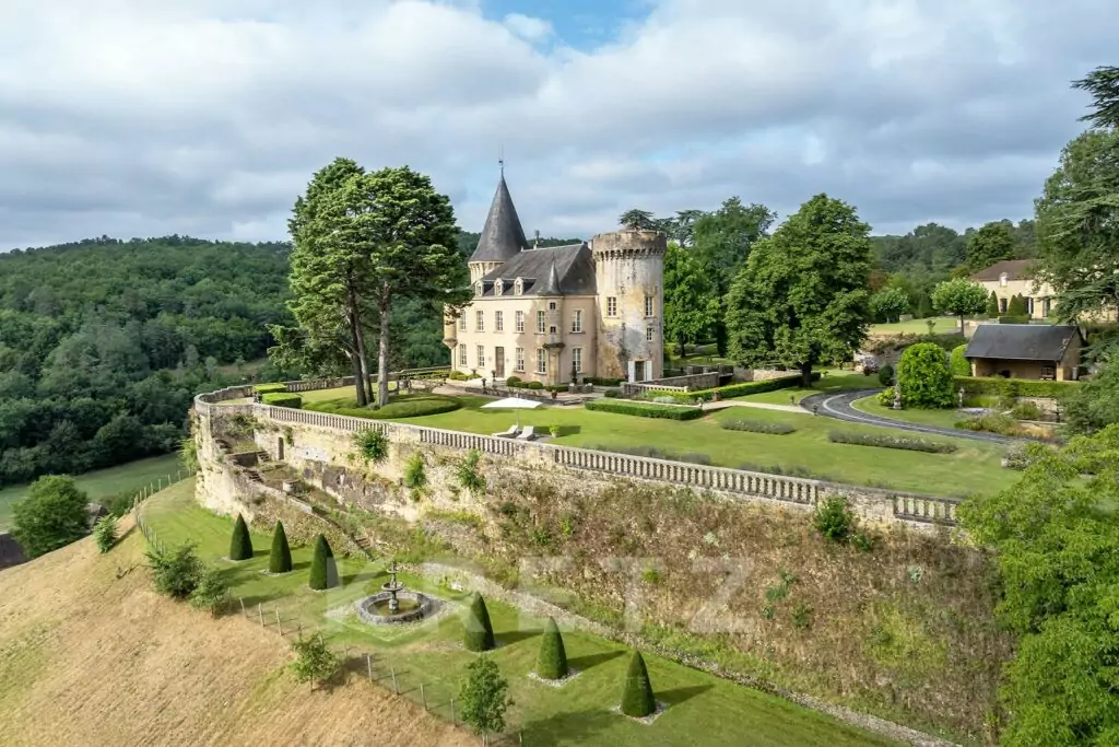 Château d'exception et dépendances photographié par Jean-Luc Renouil photographe immobilier et pilote de drone