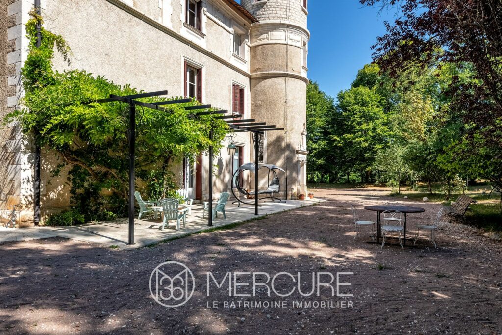 Château Puymoger à Nontron photographié par Jean-Luc Renouil, photographe immobilier et pilote de drone en Dordogne