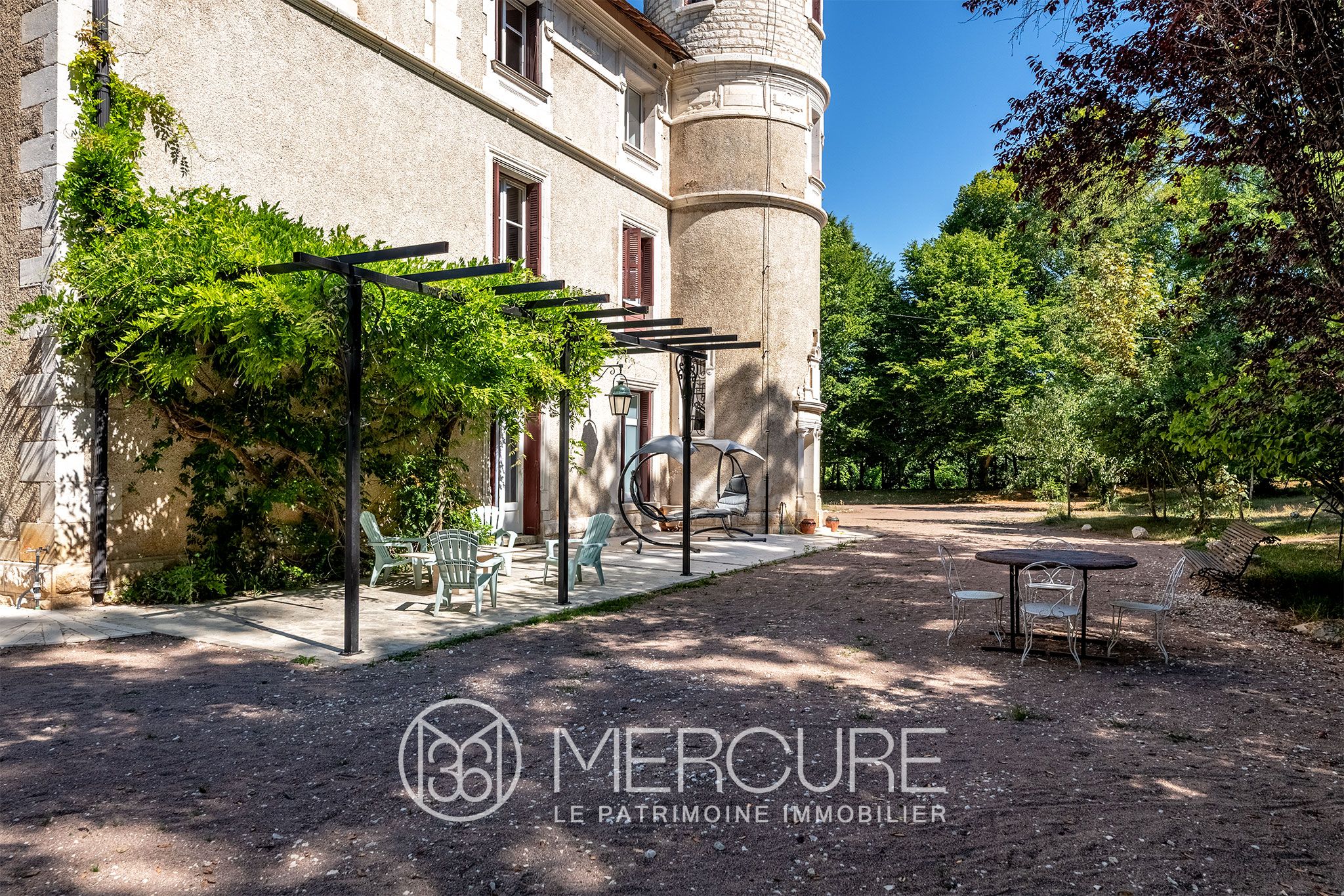 Château Puymoger à Nontron photographié par Jean-Luc Renouil, photographe immobilier et pilote de drone en Dordogne