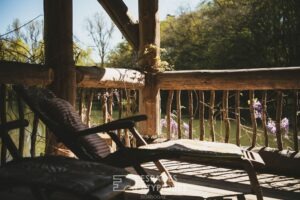 Photographe immobilier Périgueux, Dordogne et Nouvelle-Aquitaine 15 Fuste en bordure d'étang photographiée par Jean-Luc Renouil, photographe immobilier et pilote de drone en Dordogne.