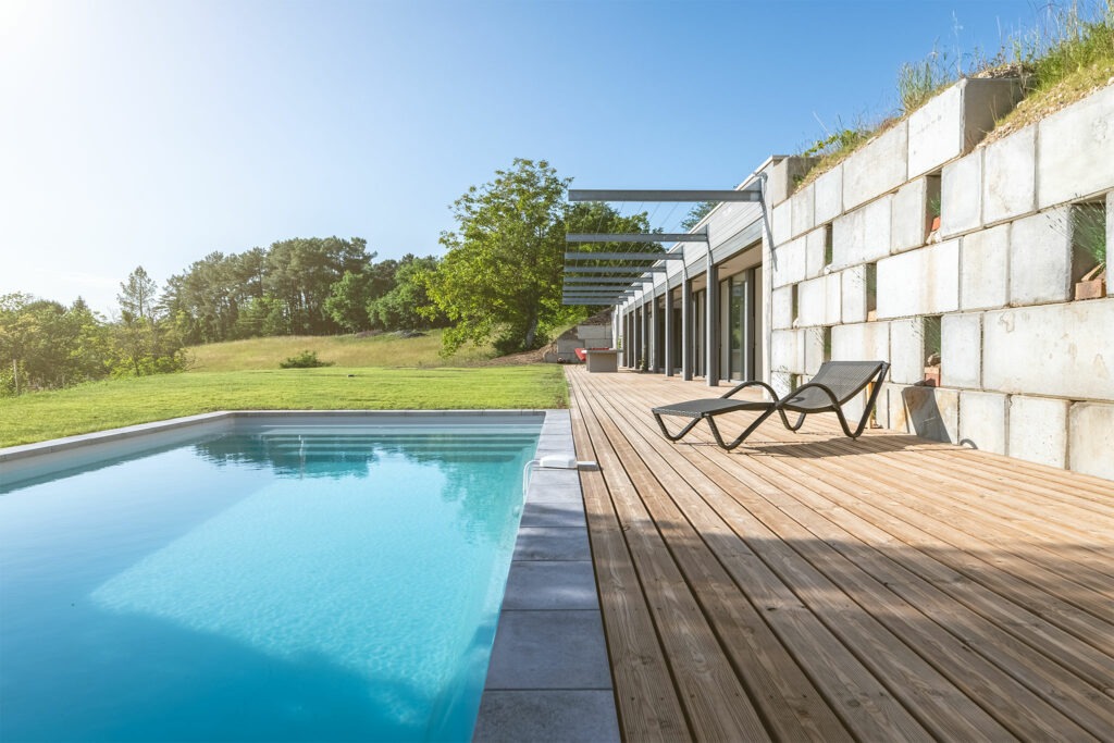 Villa moderne à Saint-Astier photographiée par Jean-Luc Renouil photographe immobilier et pilote de drone en Dordogne