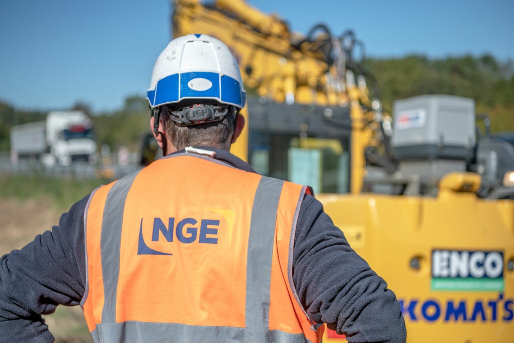 Reportage sur le chantier de réfection des talus de la D709 par NGE - ABTP BIARD - Reportage photographique de Jean-Luc Renouil photographe et pilote de drone en Dordogne.