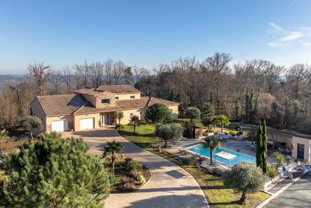 Magnifique villa surplombant Montignac Lascaux photographiée par Jean-Luc Renouil photographe immobilier et pilote de drone en Dordogne.