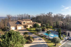 Magnifique villa surplombant Montignac Lascaux photographiée par Jean-Luc Renouil photographe immobilier et pilote de drone en Dordogne.