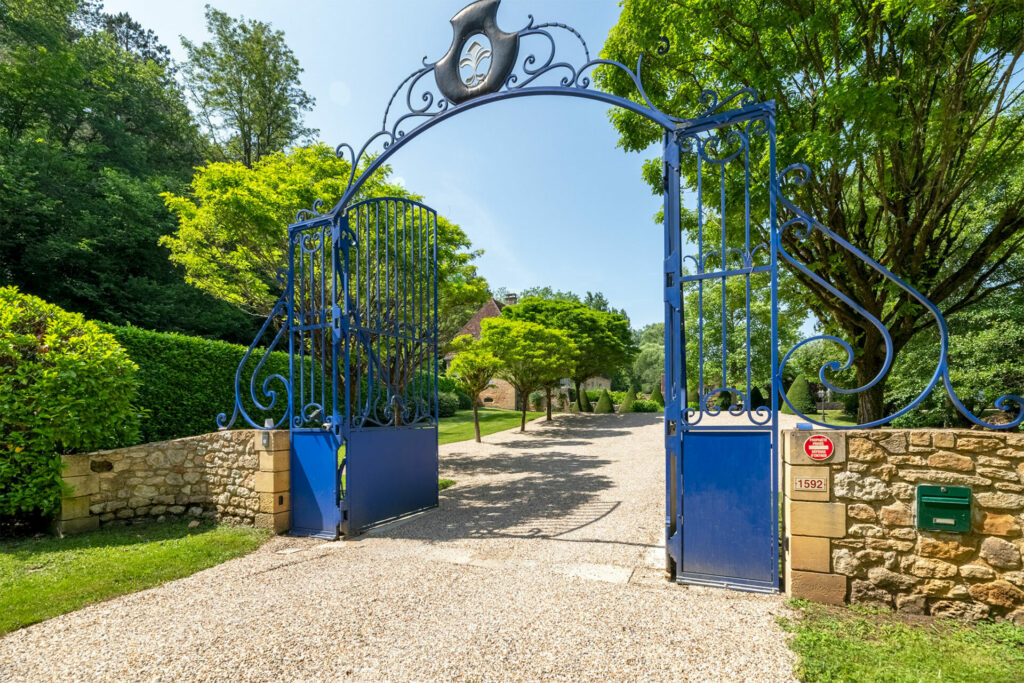 Grand domaine à Mauzens et Miremont photographié par Jean-Luc Renouil, photographe immobilier et pilote de drone en Dordogne.
