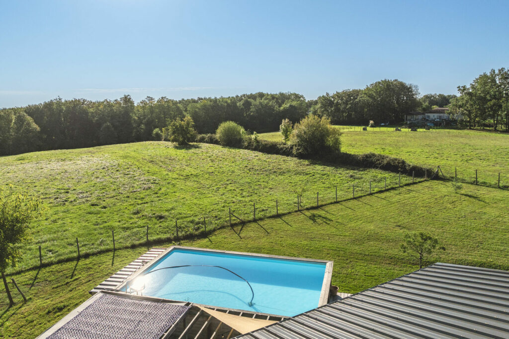 Maison en bois à Couze-Saint-Front photographiée par Jean-Luc Renouil, photographe et pilote de drone en Dordogne.
