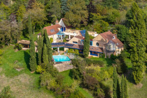 Photographe immobilier Périgueux, Dordogne et Nouvelle-Aquitaine 15 Maison atypique à Rouffignac photographiée par Jean-Luc Renouil, photographe immobilier et pilote de drone en Dordogne.