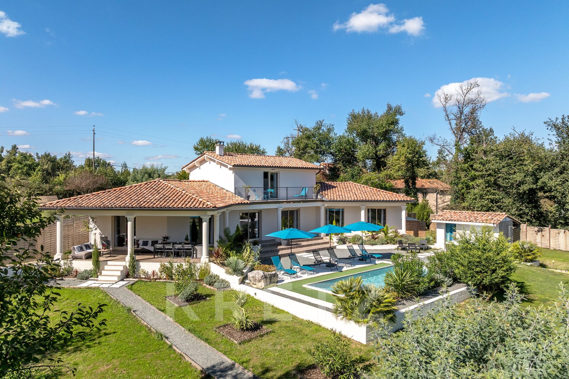 Superbe villa contemporaine photographiée par Jean-Luc Renouil, photographe immobilier et pilote de drone en Dordogne