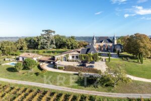 Photographe immobilier Périgueux, Dordogne et Nouvelle-Aquitaine 11 Château Picon à Eynesse photographié par Jean-Luc Renouil, photographe et pilote de drone en Dordogne.