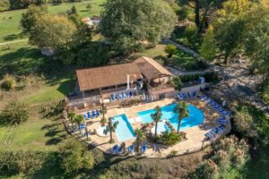 Photographe immobilier Périgueux, Dordogne et Nouvelle-Aquitaine 12 Complexe de tourisme à Larzac photographié par Jean-Luc Renouil, photographe immobilier et pilote de drone en Dordogne.