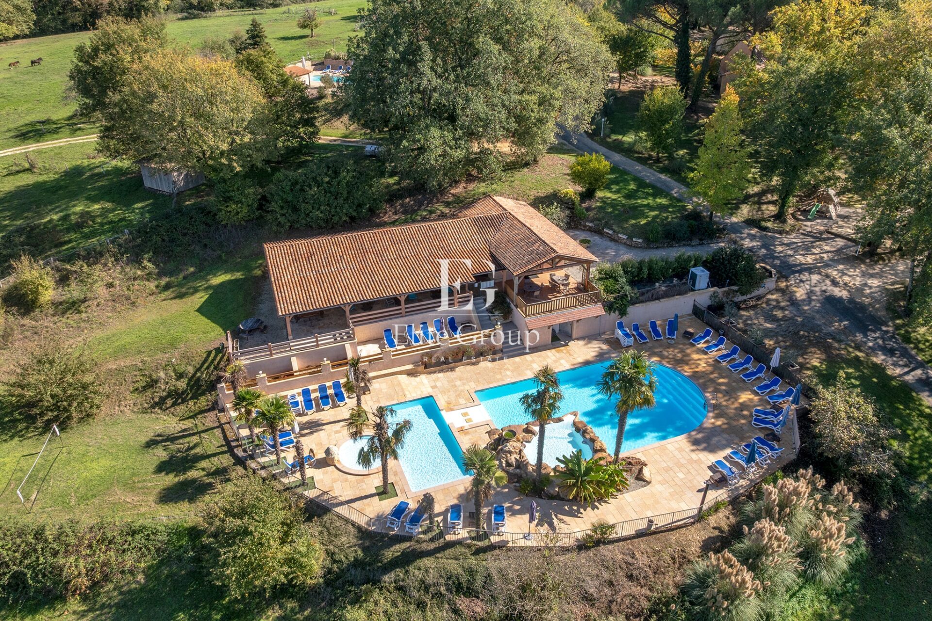 Complexe de tourisme à Larzac photographié par Jean-Luc Renouil, photographe immobilier et pilote de drone en Dordogne.