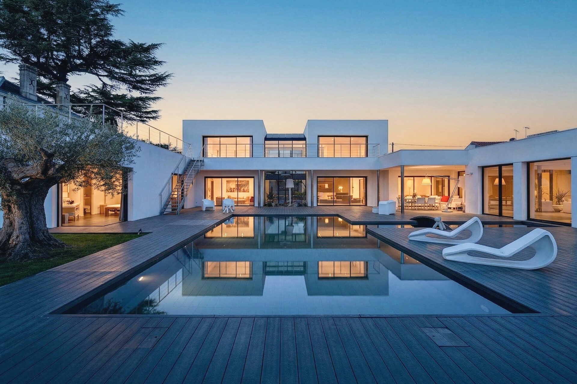 Maison moderne avec piscine au crépuscule