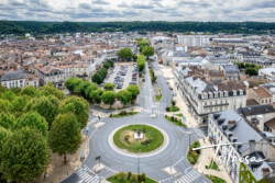Vue sur la place Yves Guéna et sur le Boulevard Montaigne. photographe pilote de drone