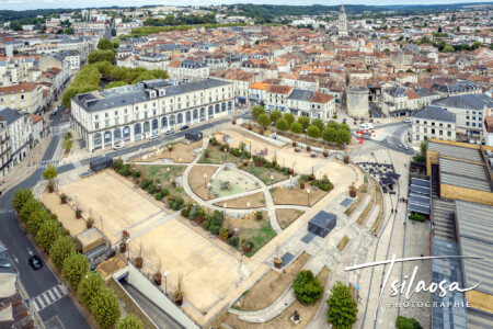 Vue sur la place Francheville, la tour Mataguerre et la cathédrale Saint Froçn - Périgueux photographe pilote de drone