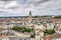 Vue de la cathédrale Saint Front depuis la rive de l'Isle - Périgueux Photographe telepilote de drone Périgueux Dordogne