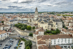 Vue sur la cathédrale Saint Front depuis les berges de l'Isle - Périgueux photographe pilote de drone