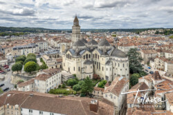 Vue sur la cathédrale Saint Front depuis les berges de l'Isle - Périgueux photographe pilote de drone