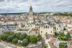 Vue sur la cathédrale Saint Front depuis les berges de l'Isle - Périgueux photographe pilote de drone