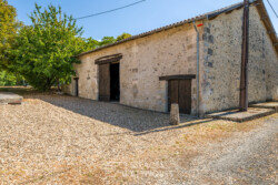 Immobilier Leguillac - Façade grange