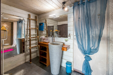 Immobilier Rouffignac - salle d'eau du gîte panoramique