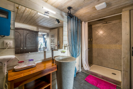 Immobilier Rouffignac - salle d'eau du gîte panoramique