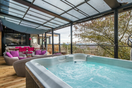 Immobilier Rouffignac - spa et salon de détente sur la terrasse panoramique
