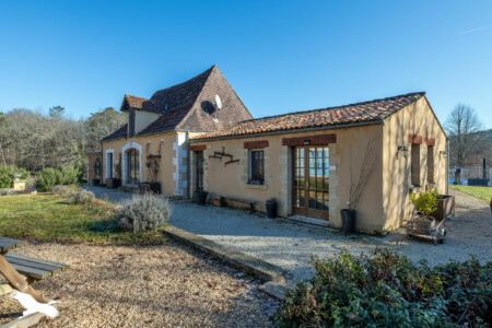 Reportage immobilier Salon de Vergt - La façade des gites