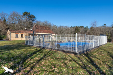 Reportage immobilier Salon de Vergt - La façade des gites et la piscine