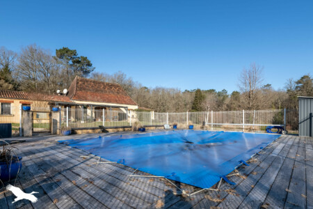 Reportage immobilier Salon de Vergt - La façade des gites et la piscine