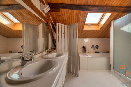 Immobilier Château l'Évêque - salle de bain