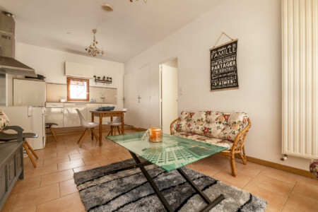 Immobilier Liorac - séjour & cuisine du studio indépendant