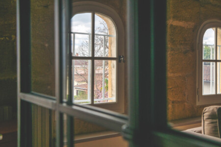 Immobilier Montpon - Reflet dans le miroir de la chambre