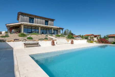 Immobilier Monbazillac - la façade et la piscine panoramique à débordement