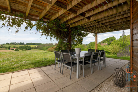 Immobilier Bassillac - Le salon de jardin sous la terrasse
