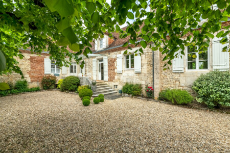 Immobilier Brouchaud - La cour intérieure