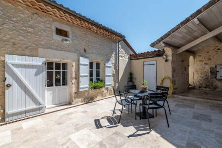 Immobilier NEUVIC - terrasse côté cour