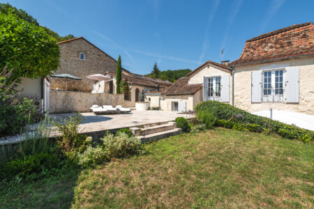 Immobilier NEUVIC - jardinet, solarium et accès piscine