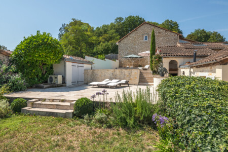 Immobilier NEUVIC - jardinet, solarium et accès piscine