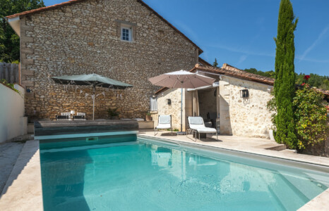 Immobilier NEUVIC - piscine et son salon d'été