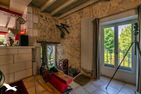 Immobilier Lisle - Salle de vie - accès à la roue du moulin