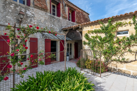 Immobilier Le Fleix 16 Immobilier Le Fleix - Entrée de la partie habitat principal