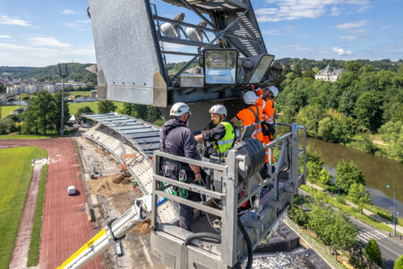 Intervention sur les pylones d'éclairage du stade Rongièras de Périgueux par Jean-Luc RENOUIL Photographe et pilote de drone en Dordogne