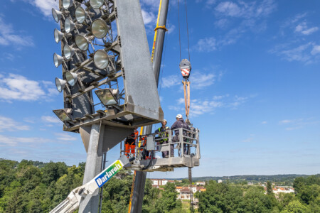 Intervention sur les pylones d'éclairage du stade Rongièras de Périgueux par Jean-Luc RENOUIL Photographe et pilote de drone en Dordogne
