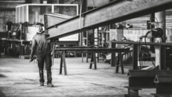 Reportage au cœur de l'industrie de la construction de bâtiments métalliques et des chantiers par Jean-Luc Renouil Photographe et pilote de drone en Dordogne.