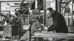 Reportage au cœur de l'industrie de la construction de bâtiments métalliques et des chantiers par Jean-Luc Renouil Photographe et pilote de drone en Dordogne.