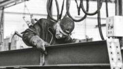 Reportage au cœur de l'industrie de la construction de bâtiments métalliques et des chantiers par Jean-Luc Renouil Photographe et pilote de drone en Dordogne.